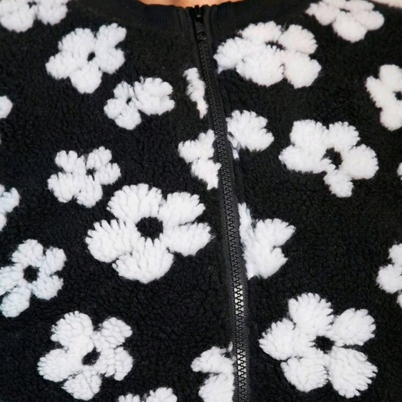 Jacket Features A Center Front Zipper In Contrasting Black And White - Picture 6 of 6